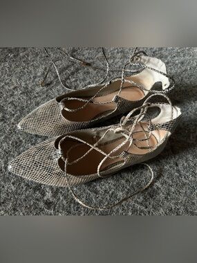 Old Navy Snake-Print Pointed Lace-Up Flats in Neutral